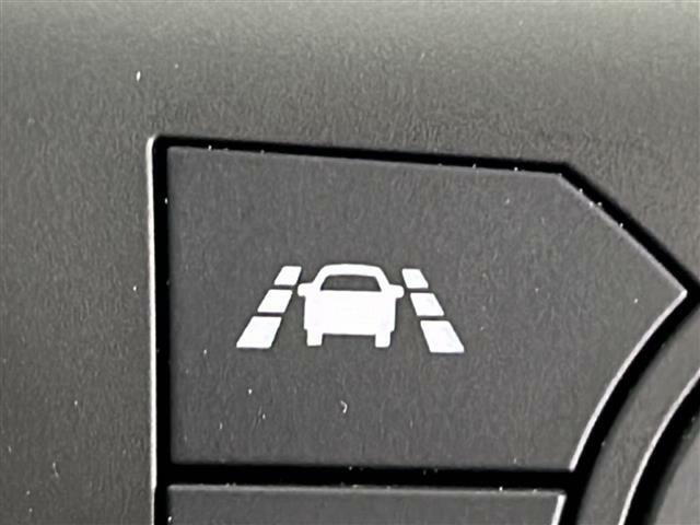 【レーンキープコントロール（LKC）】全車速追従機能付ACC作動時に、クルマが車線の中央付近を安定して走行するよう、ハンドル操作をアシストします。機能には限界があるためご注意ください。