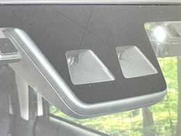 【スマートアシスト】走行中に前方の車両等を認識し、衝突しそうな時は警報とブレーキで衝突回避と被害軽減をアシスト。より安全にドライブをお楽しみいただけます。