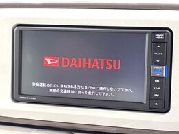 【純正ナビ】人気の純正ナビを装備しております。ナビの使いやすさはもちろん、オーディオ機能も充実！キャンプや旅行はもちろん、通勤や買い物など普段のドライブも楽しくなるはず♪