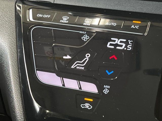 【オートエアコン】一度お好みの温度に設定すれば、車内の温度を検知し風量や温度を自動で調整。暑い…寒い…と何度もスイッチ操作をする必要はありません。快適な車内空間には必須の機能ですね♪