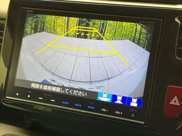【バックカメラ】駐車時に後方がリアルタイム映像で確認できます。大型商業施設や立体駐車場での駐車時や、夜間のバック時に大活躍！運転スキルに関わらず、今や必須となった装備のひとつです！
