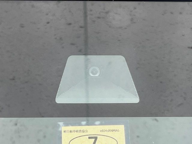 【ホンダセンシング】走行中に前方の車両等を認識し、衝突しそうな時は警報とブレーキで衝突回避と被害軽減をアシスト。より安全にドライブをお楽しみいただけます。