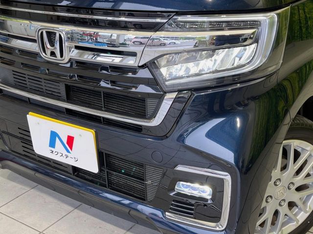 【LEDヘッドライト】悪天候や夜間走行時も良好な視界を確保し安心して運転できる高輝度LEDヘッドライトを装備！点灯速度が早く、消費電力も抑えられています。