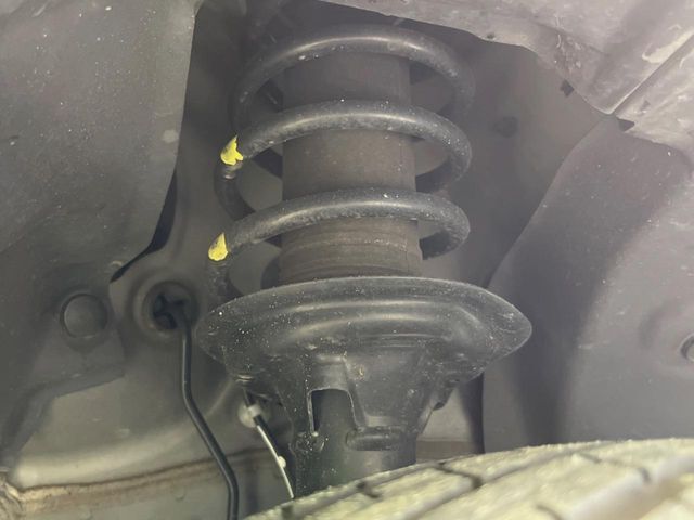 お車を安心してお乗りいただく為には、足回りの定期点検が欠かせません。サービスサポート（有償保証）では無料点検もご提供しており、安心のカーライフをお過ごしいただけるサポート体制が整っています。
