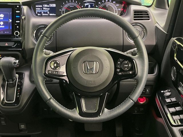 【純正革巻きステアリング】上質な革を使用することで、手にしっかり馴染みとても運転しやすいハンドルです♪