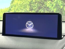 【10.25インチマツダコネクト】車内の雰囲気にマッチした大型ディスプレイ。スマホ接続でのナビ使用やBluetooth再生等、様々な機能が楽しめます。直感的なダイヤル操作が可能で、使い勝手も良好です。