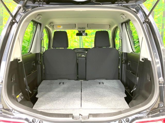 後席を格納すると、これだけの広さが！シーンに合わせたシートアレンジで、大きな荷物も積むことが出来ます♪