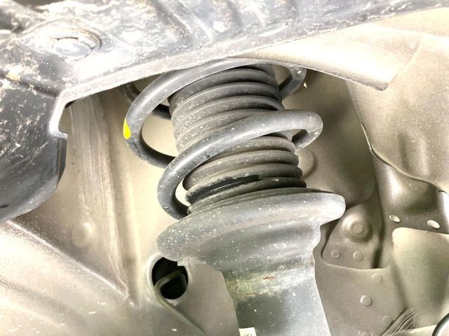 お車を安心してお乗りいただく為には、足回りの定期点検が欠かせません。サービスサポート（有償保証）では無料点検もご提供しており、安心のカーライフをお過ごしいただけるサポート体制が整っています。
