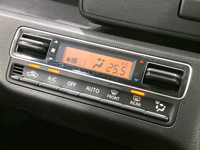 【オートエアコン】一度お好みの温度に設定すれば、車内の温度を検知し風量や温度を自動で調整。暑い…寒い…と何度もスイッチ操作をする必要はありません。快適な車内空間には必須の機能ですね♪