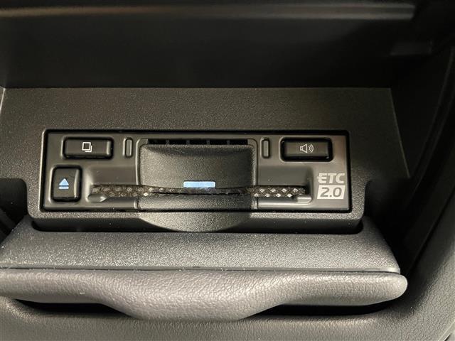 【ETC】有料道路を利用する際に料金所で停止することなく通過できる、ETC車載器（ノンストップ自動料金収受システム機器）が装備されています。セットアップを行うことで利用可能になります。