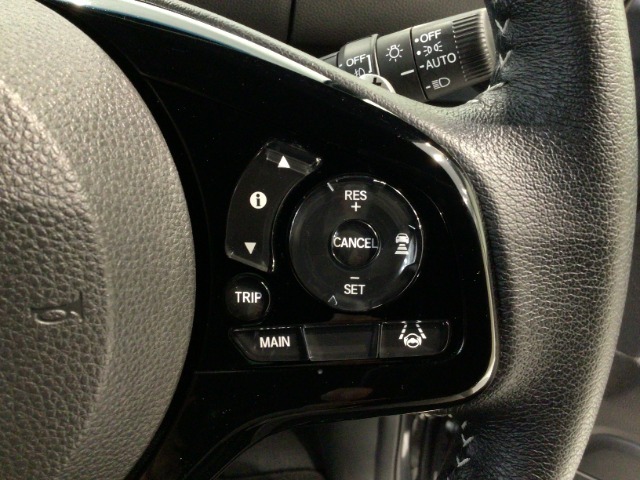 【アダプティブ・クルーズ・コントロール】予め設定した車速内でクルマが自動的に加減速。 前走車との適切な車間距離を維持しながら追従走行し、高速道路でのドライバーの疲労を軽減してくれる嬉しい機能付♪