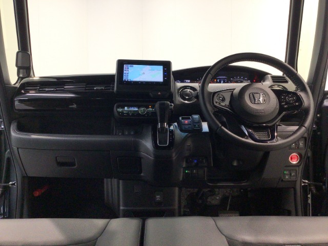 【前方視界】開放的な前方視界！運転がしやすく疲れにくいです♪窓が大きく、見通しがとっても良いおクルマですよ♪