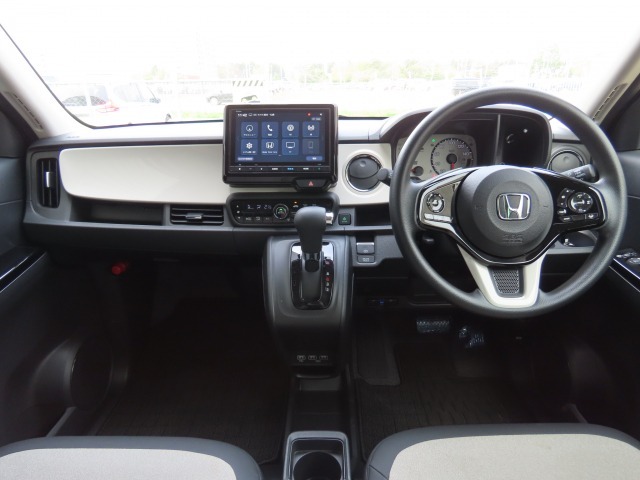 インパネシフトで足元スッキリ！運転席もゆったりしているのでゆとりを持って運転できます。