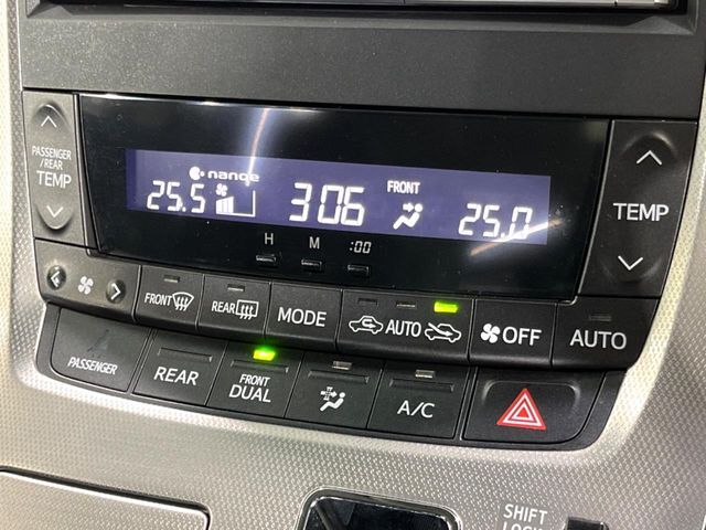 【左右独立型フルオートエアコン】運転席と助手席でそれぞれお好みの温度に設定可能。同乗者にも配慮した、快適な空調をお届け致します。