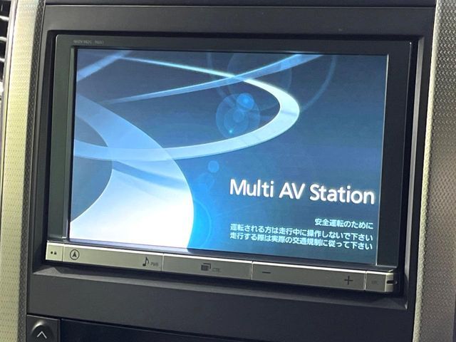 【純正ナビ】人気の純正ナビを装備しております。ナビの使いやすさはもちろん、オーディオ機能も充実！キャンプや旅行はもちろん、通勤や買い物など普段のドライブも楽しくなるはず♪
