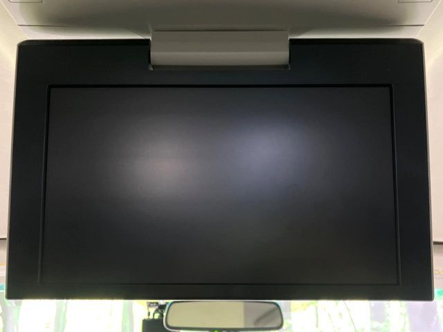【フリップダウンモニター】大画面モニターで後席でもエンタメをお楽しみいただけます。小さなお子様にも大人気の装備です♪