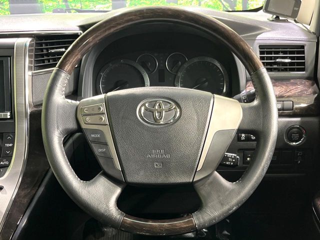 【クルーズコントロール】高速道路もラクラク走行。アクセルを離しても一定速度で走行ができ、長距離運転時の負担を軽減！加速・減速も簡単なスイッチ操作で調整できます。