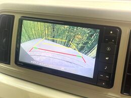 【バックカメラ】駐車時に後方がリアルタイム映像で確認できます。大型商業施設や立体駐車場での駐車時や、夜間のバック時に大活躍！運転スキルに関わらず、今や必須となった装備のひとつです！