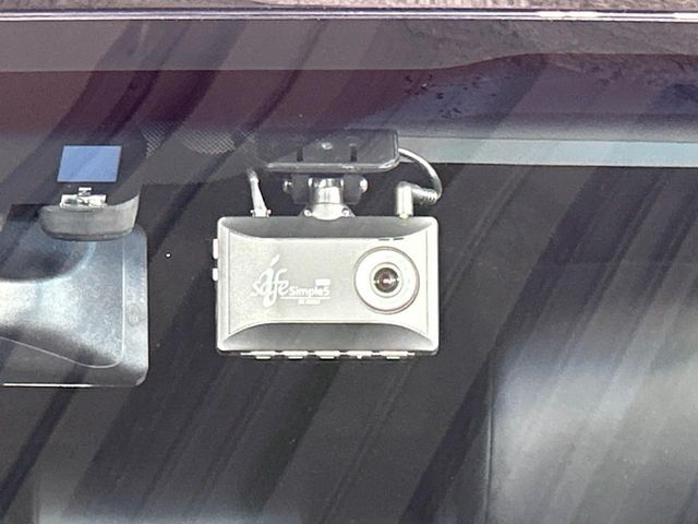 【ドライブレコーダー】安心・安全なカーライフに必須のドライブレコーダーを装備！走行中はもちろん、あおり運転や事故に遭遇した際の状況も映像で記録し、万一のリスクに備えます。