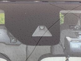 【インテリジェントエマージェンシーブレーキ】フロントカメラで前方の車両や歩行者を検知。衝突しそうな時は衝突被害軽減ブレーキが作動、衝突回避をサポート。より安全にドライブをお楽しみいただけます。