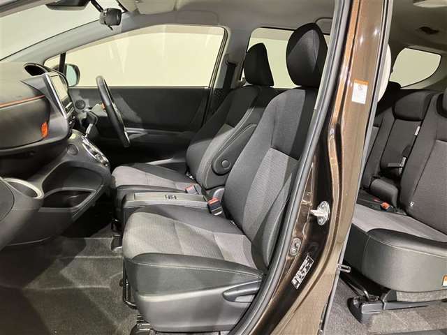 【運転席・助手席シート】いたみ、汚れなどは少なく、全体的に良好な状態です。