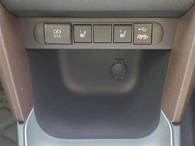 運転席、助手席シ-トにはシ-トヒ-タ-が付いているので、寒い朝も快適～♪