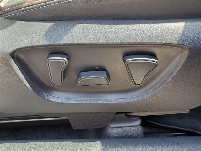 運転席シ-トはパワ-シ-ト（電動）で楽にシ-トポジションを調整出来ます。