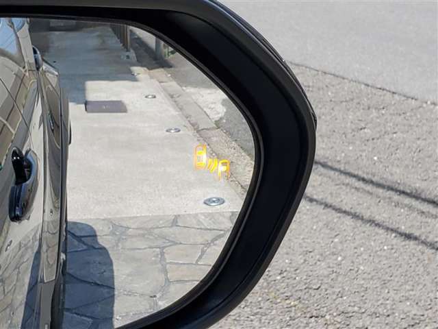 {ブラインドスポットモニター｝隣の車線を走る車両をレーダーで検知し、ドアミラーに搭載されたLEDインジケーターが点灯し注意を喚起してくれます。