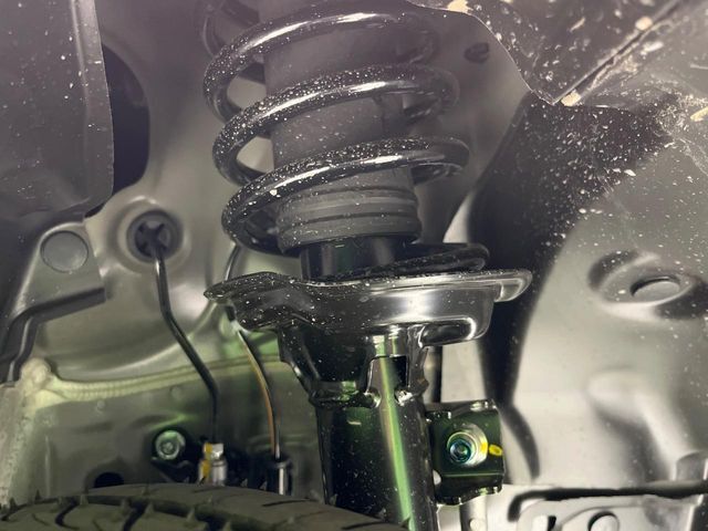 お車を安心してお乗りいただく為には、足回りの定期点検が欠かせません。サービスサポート（有償保証）では無料点検もご提供しており、安心のカーライフをお過ごしいただけるサポート体制が整っています。