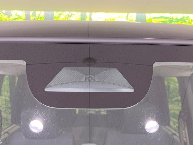 【ホンダセンシング】走行中に前方の車両等を認識し、衝突しそうな時は警報とブレーキで衝突回避と被害軽減をアシスト。より安全にドライブをお楽しみいただけます。