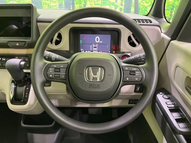 インテリアに合わせたデザインのステアリングは、運転される方のことも考え、運転しやすい形状、大きさです。是非一度、実際に触ってお確かめください。