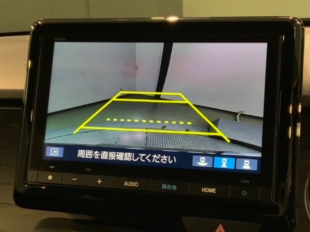 リバースギアに入れるだけで後方の表示へ切り替わります。夜間や雨の日の駐車も楽になりますよ。