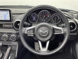 【ステアリング】軽い力で扱いやすいハンドルです。目立つ傷やスレなどなく綺麗な状態です！除菌プランいれていただくとさらに快適に！清潔なお車はお子様にも安心ですね！