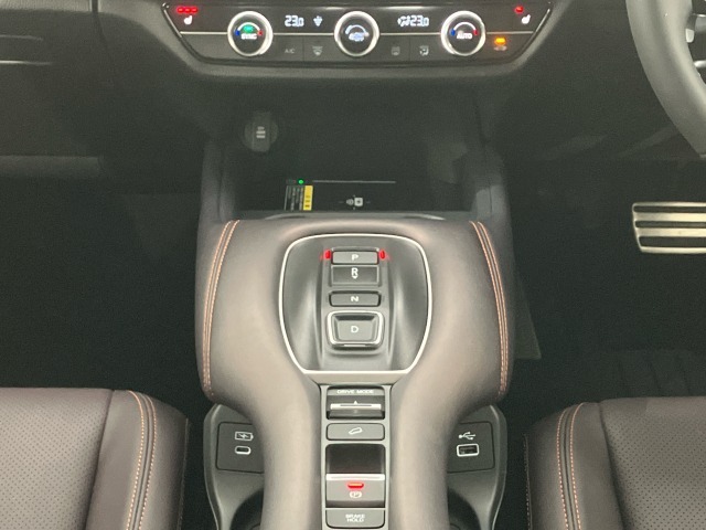 直感的な操作性により、ドライバーの快適な運転を支援。P・N・Dは押す、Rは引くという人間の感覚にマッチした操作感のギアセレクターです。