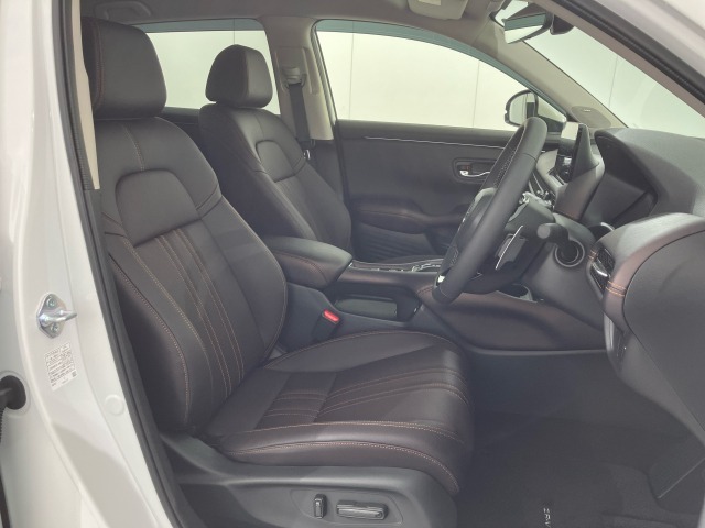 運転席は電動パワーシート付です。細かな動きでドライビングポジションを確保できます