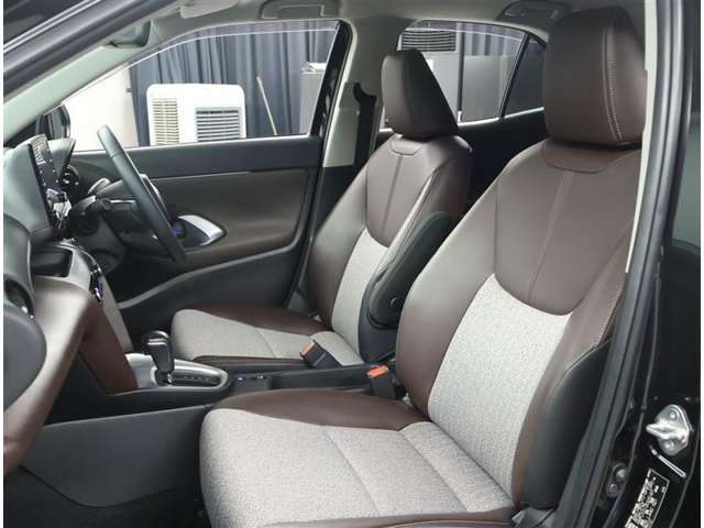 運転席助手席は足元も広々です。