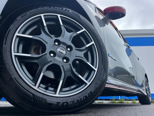 【純正16インチアルミホイール】外観にマッチした純正アルミホイールを装着しております。各種社外アルミホイールや、スタッドレスタイヤも取扱いしております。是非ご相談ください♪