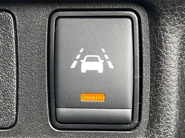 【車線逸脱警報】道路上の白（黄）線を認識し、意図せず走行中の車線からはみ出しそうになった時、メーター内の警告灯とブザーで注意喚起してくれる安心・安全機能です♪