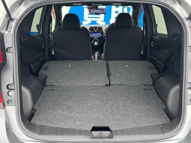 後席を格納すると、これだけの広さが！シーンに合わせたシートアレンジで、大きな荷物も積むことが出来ます♪