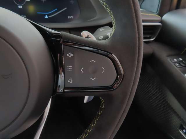 ステアリング右側は、メディアや車両情報の確認操作を行えます。