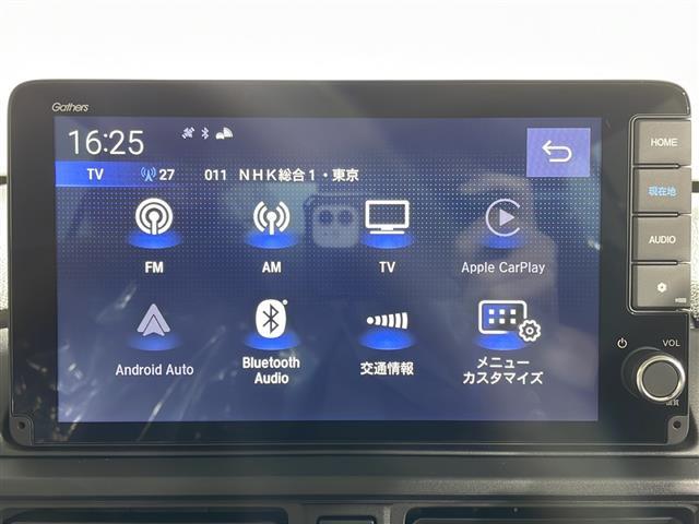 【Honda純正ナビゲーション（Honda CONNECT対応）】通信により地図が自動で更新され、車内Wi-Fiでスマホやタブレット、ゲーム機なども楽しめます。