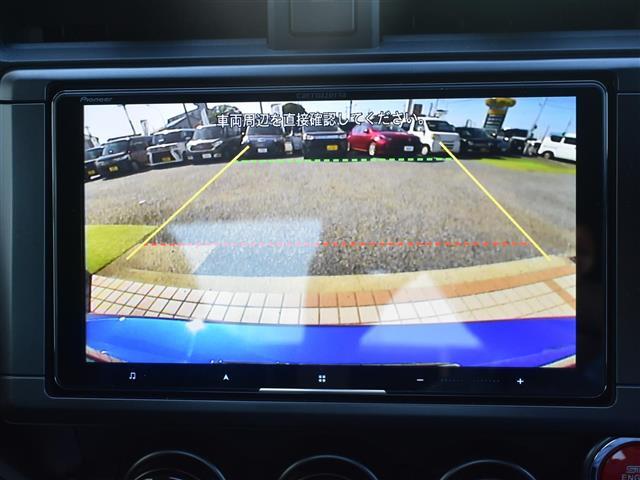 【バックカメラ】駐車時に後方がリアルタイム映像で確認できます。大型商業施設や立体駐車場での駐車時や、夜間のバック時に大活躍！運転スキルに関わらず、今や必須となった装備のひとつです！