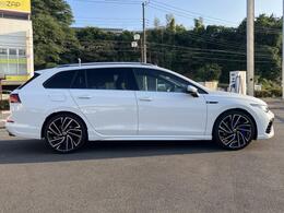 レーダーで前方車との距離を感知する“Front　Assist　Plus”や、車線の逸脱を検知すると自動でステアリングの補正を行う“Lane　Assist”など、走る歓びを支える確かな安心があります♪