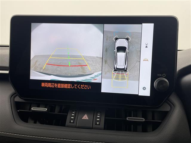 【全方位モニター】まるでクルマを真上から見下ろしたかのような視点で駐車をサポートします！クルマの斜め後ろや真横など、前後左右の4つのカメラの映像が合成されて、モニターに映し出されます。