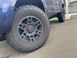 切り替え4WD☆デフロック☆フルセグSDナビ☆バックカメラ☆キーレス☆ETC☆オートエアコン☆17AW☆BFグッドリッチオールテレーンタイヤ☆ルーフレール☆オートライト☆走行8.5万キロ☆試乗OK