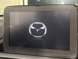 【マツダコネクト】車内の雰囲気にマッチした一体型タイプのディスプレイ。各種車輌設定やBluetooth再生等、様々な機能が楽しめます。専用SDカードのご購入で、ナビ機能も使用出来ます。