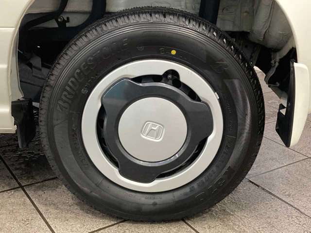 【店内スペース】お子様とご一緒にお越し頂ける安心のキッズスペース♪フリードリンクコーナー♪ファミリーでもお気軽にお越し頂ける空間をご用意しました！展示車も店内スペースには常時2台はご用意しております！
