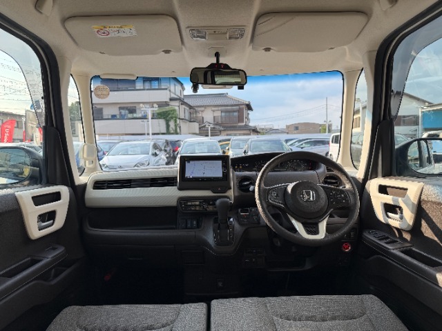 インパネ周りのお写真です。　視界が広く運転もしやすくなっております♪