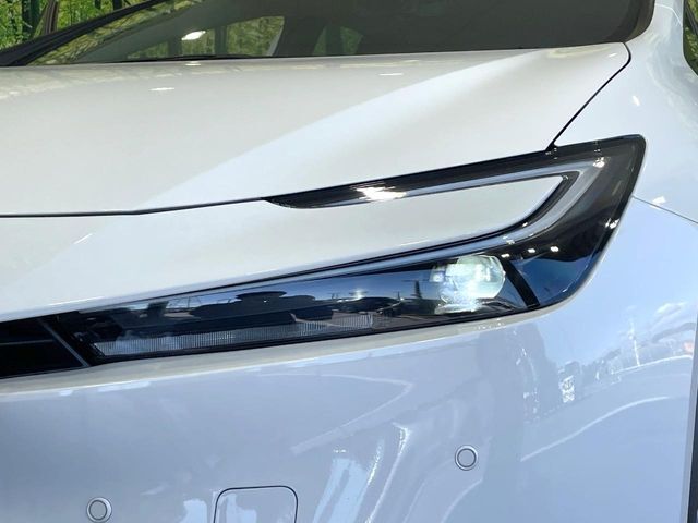 【LEDヘッドライト】悪天候や夜間走行時も良好な視界を確保し安心して運転できる高輝度LEDヘッドライトを装備！点灯速度が早く、消費電力も抑えられています。