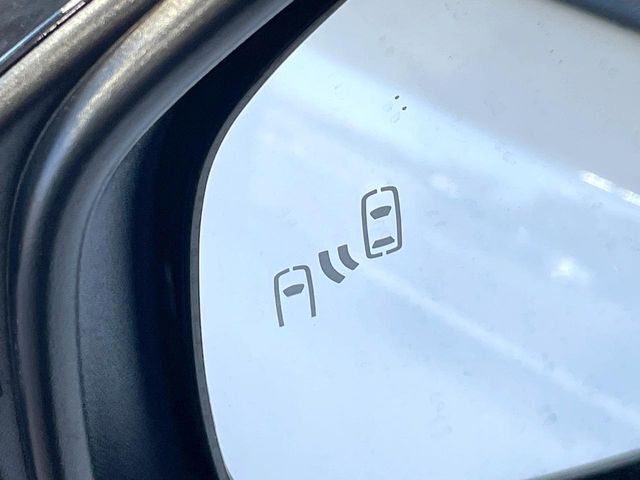 【ブラインドスポットモニター】走行中、ドアミラーの死角になりやすい箇所に後続車が接近するとサイドミラーのレンズに警告を表示！ドライバーに注意喚起をしてくれます。